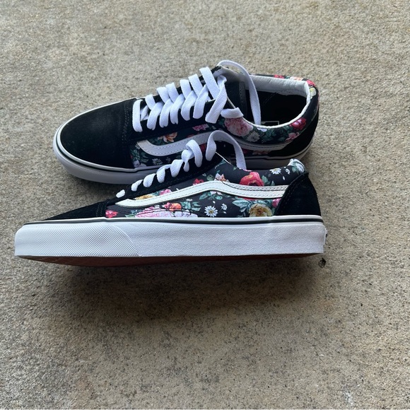 Like New Womens Flowered Vans low tops - Picture 1 of 8